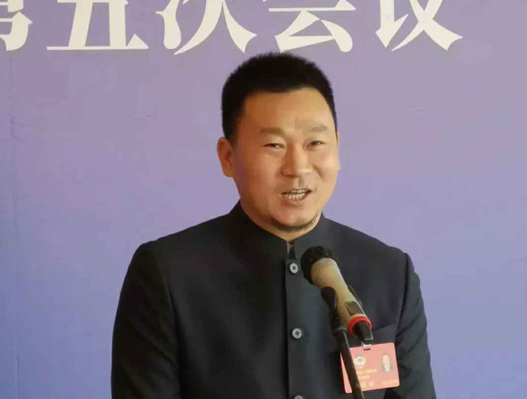为进一步展示市政协团结、民主、开放、自信的形象，向市民和网友展示政协委员的履职风采，中山市政协十二届五次会议在2月4日上午开幕前开设“委员通道”，市政协委员、千亿球友会网站登录入口-球友会(中国)公司总经理陈朝阳走进“委员通道”，回应社会关切的问题。他就如何做好城市应急管理规划的问题进行发言，并回答记者提问。.jpg